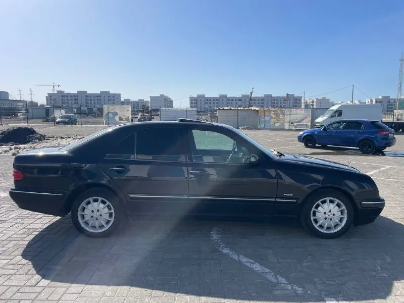Продаю mercedes benz w210 год: 2001 мотор: 2.6л л/с: 177 л/с шустрый, коробка: автомат 5ст продаю не спеша, с документами полный порядок, без штрафов, залогов и ограничений, машина на учете. осталные вопросы по телефону. цена 850 тысяч рублей г. мариуполь торг приветствуется!!! тел: +7949-461-86-38 📞 звоните: +7(949)4618638 - фотография - 3