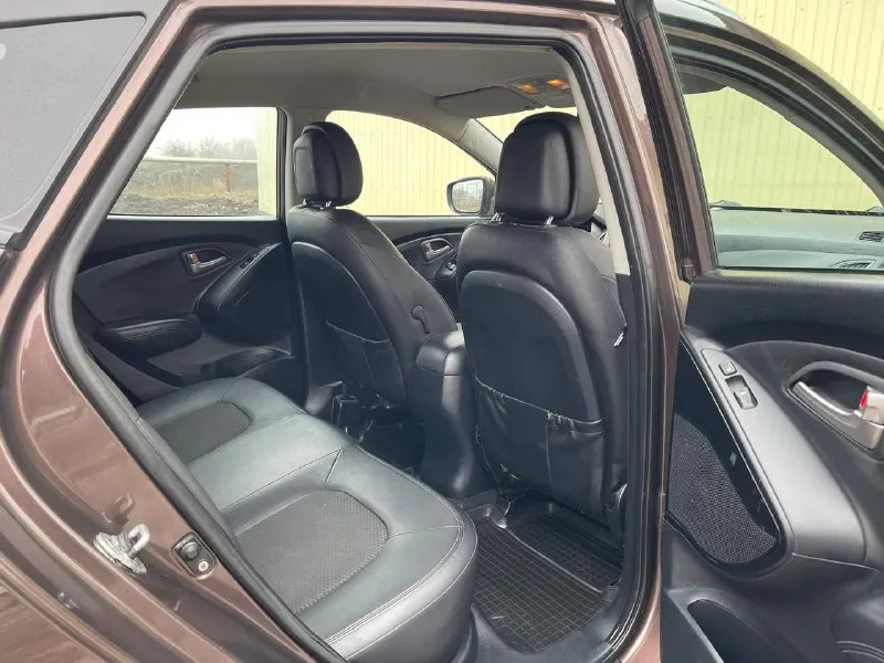 🔥 hyundai ix35🔥 в шикарном состоянии! ✅в эксплуатации с 2011г ✅ 2.0 ✅бензиновый (атмосферный) ✅коробка автомат 6 ступка ✅пробег 177 тыс. км. ✅без дтп! ✅весь в родной краске(кроме задней правой арки) ✅автотека зелёная ✅двигатель работает превосходно без. .. од aux usb ✅разъем 12v ✅камера заднего вида ✅камера переднего вида ✅литые диски r17 ✅тех осмотр пройдет, готов к регистрации в мрэо 🔥в подарок новому владельцу🔥 ✅полный бак топлива ✅донецк. 🔥новая стоимость 1.255.000₽🔥 тел. + 📞 звоните: +7(949)5080060 - фотография - 9