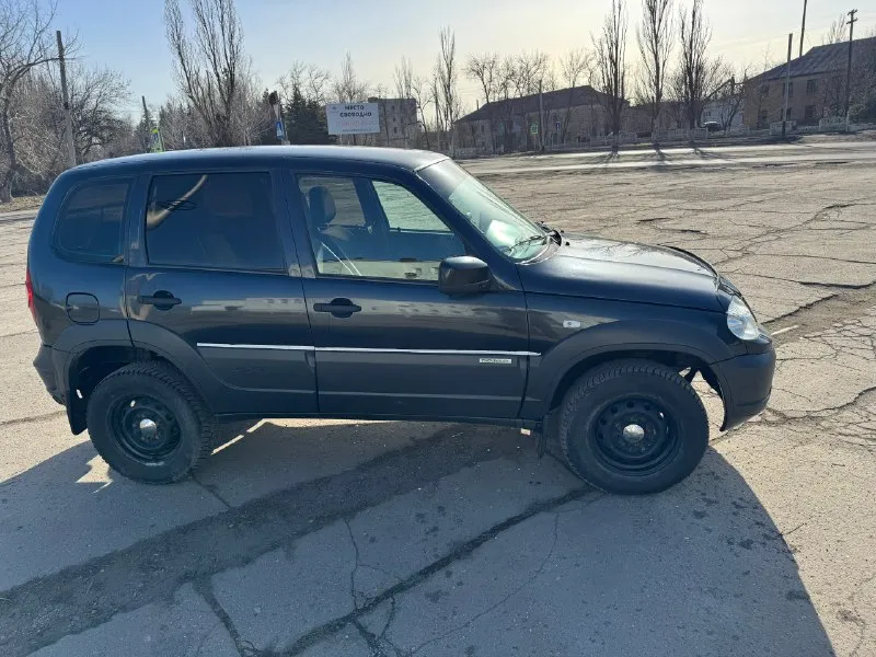 Срочно продам шевроле нива chevrolet niva мотор 1.7 бензин, газ (с документами ) год 2016 гур, эл стеклоподъёмники, эл зеркала с подогревом, кондиционер, центральный замок сигнализация мотор и мкпп после ремонта, новые карданы ходовая раздатка без нареканий все работает исправно, дно, арки обработаны авто в очень хорошем состоянии делать не чего не нужно город шахтёрск документы в порядке стс птс дкп цена 480 тыс руб + торг тел. +79493620713 📞 🇷🇺 звоните: +79493620713 - фотография - 3