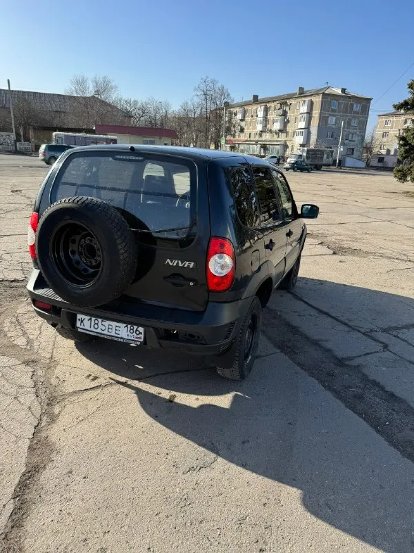 Срочно продам шевроле нива chevrolet niva мотор 1.7 бензин, газ (с документами ) год 2016 гур, эл стеклоподъёмники, эл зеркала с подогревом, кондиционер, центральный замок сигнализация мотор и мкпп после ремонта, новые карданы ходовая раздатка без нареканий все работает исправно, дно, арки обработаны авто в очень хорошем состоянии делать не чего не нужно город шахтёрск документы в порядке стс птс дкп цена 480 тыс руб + торг тел. +79493620713 📞 🇷🇺 звоните: +79493620713 - фотография - 4