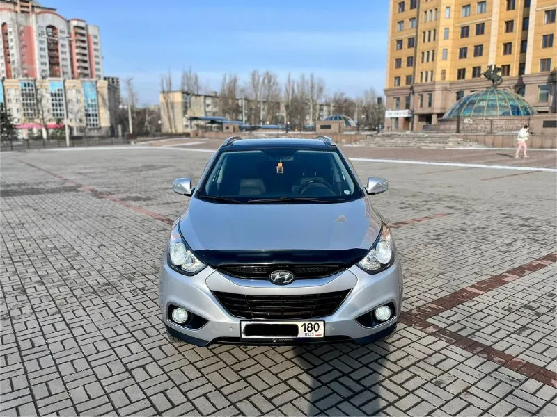 Продам hyundai ix35 sls в отличнейшем состоянии! год выпуска: 2011 пробег: 204 000 км (родной пробег ) двигатель: 2.0 бензин коробка передач: автомат привод: полный учет: местный все стекла родные ! автомобиль полностью обслужен, включая шлицы полного привода и панорамную крышу. двигатель в идеальном состоянии, без задиров. максимальная комплектация. особенности и оборудование: • панорамная крыша • бесключевой доступ и запуск двигателя с кнопки start-stop • родной кожаный салон • аудиосистема hannibal sounds (6 колонок, сабвуфер в штатном месте) • камера заднего вида full hd и парктроники • gps-навигация • hands-free bluetooth с управлением на руле • круиз-контроль и система спуска с горы • блокировка дифференциала • датчики света и дождя • обогрев сидений (4 зоны) • двухзонный климат-контроль • gsm-сигнализация с автозапуском • два комплекта резины автомобиль готов к осмотру в донецке. прилег техосмотр ! цена: 1 320 000 📲 tg: sss$ 📞 звоните: +7(949)5905326 - фотография - 2