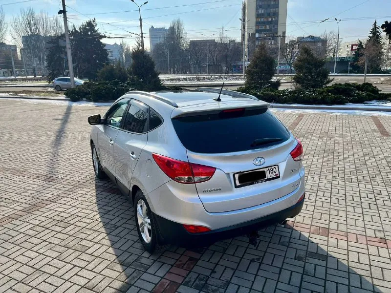 Продам hyundai ix35 sls в отличнейшем состоянии! год выпуска: 2011 пробег: 204 000 км (родной пробег ) двигатель: 2.0 бензин коробка передач: автомат привод: полный учет: местный все стекла родные ! автомобиль полностью обслужен, включая шлицы полного привода и панорамную крышу. двигатель в идеальном состоянии, без задиров. максимальная комплектация. особенности и оборудование: • панорамная крыша • бесключевой доступ и запуск двигателя с кнопки start-stop • родной кожаный салон • аудиосистема hannibal sounds (6 колонок, сабвуфер в штатном месте) • камера заднего вида full hd и парктроники • gps-навигация • hands-free bluetooth с управлением на руле • круиз-контроль и система спуска с горы • блокировка дифференциала • датчики света и дождя • обогрев сидений (4 зоны) • двухзонный климат-контроль • gsm-сигнализация с автозапуском • два комплекта резины автомобиль готов к осмотру в донецке. прилег техосмотр ! цена: 1 320 000 📲 tg: sss$ 📞 звоните: +7(949)5905326 - фотография - 5