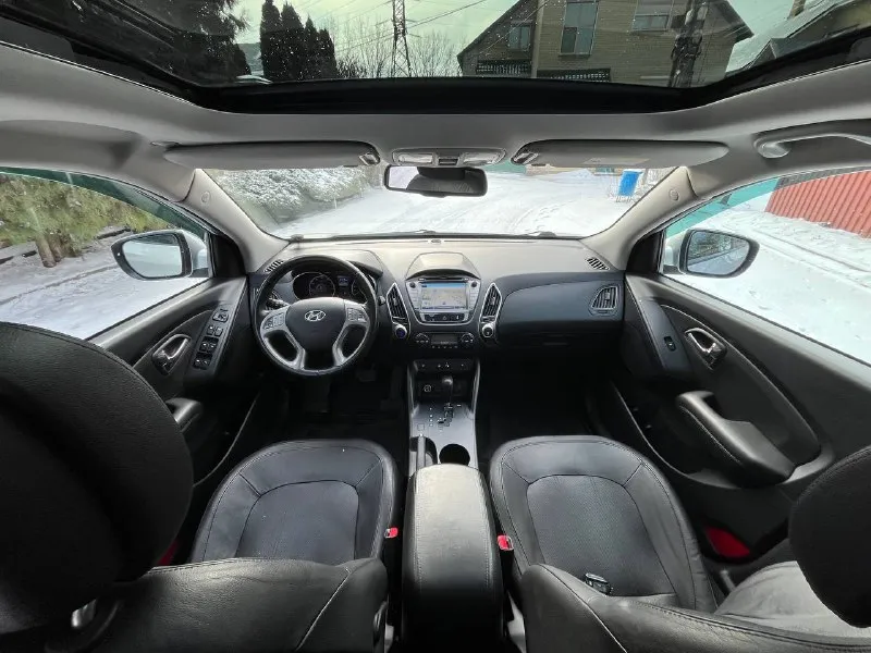 Продам hyundai ix35 sls в отличнейшем состоянии! год выпуска: 2011 пробег: 204 000 км (родной пробег ) двигатель: 2.0 бензин коробка передач: автомат привод: полный учет: местный все стекла родные ! автомобиль полностью обслужен, включая шлицы полного привода и панорамную крышу. двигатель в идеальном состоянии, без задиров. максимальная комплектация. особенности и оборудование: • панорамная крыша • бесключевой доступ и запуск двигателя с кнопки start-stop • родной кожаный салон • аудиосистема hannibal sounds (6 колонок, сабвуфер в штатном месте) • камера заднего вида full hd и парктроники • gps-навигация • hands-free bluetooth с управлением на руле • круиз-контроль и система спуска с горы • блокировка дифференциала • датчики света и дождя • обогрев сидений (4 зоны) • двухзонный климат-контроль • gsm-сигнализация с автозапуском • два комплекта резины автомобиль готов к осмотру в донецке. прилег техосмотр ! цена: 1 320 000 📲 tg: sss$ 📞 звоните: +7(949)5905326 - фотография - 7
