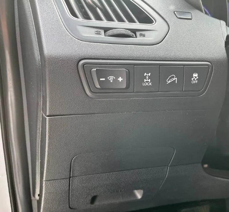 Продам hyundai ix35 sls в отличнейшем состоянии! год выпуска: 2011 пробег: 204 000 км (родной пробег ) двигатель: 2.0 бензин коробка передач: автомат привод: полный учет: местный все стекла родные ! автомобиль полностью обслужен, включая шлицы полного привода и панорамную крышу. двигатель в идеальном состоянии, без задиров. максимальная комплектация. особенности и оборудование: • панорамная крыша • бесключевой доступ и запуск двигателя с кнопки start-stop • родной кожаный салон • аудиосистема hannibal sounds (6 колонок, сабвуфер в штатном месте) • камера заднего вида full hd и парктроники • gps-навигация • hands-free bluetooth с управлением на руле • круиз-контроль и система спуска с горы • блокировка дифференциала • датчики света и дождя • обогрев сидений (4 зоны) • двухзонный климат-контроль • gsm-сигнализация с автозапуском • два комплекта резины автомобиль готов к осмотру в донецке. прилег техосмотр ! цена: 1 320 000 📲 tg: sss$ 📞 звоните: +7(949)5905326 - фотография - 8