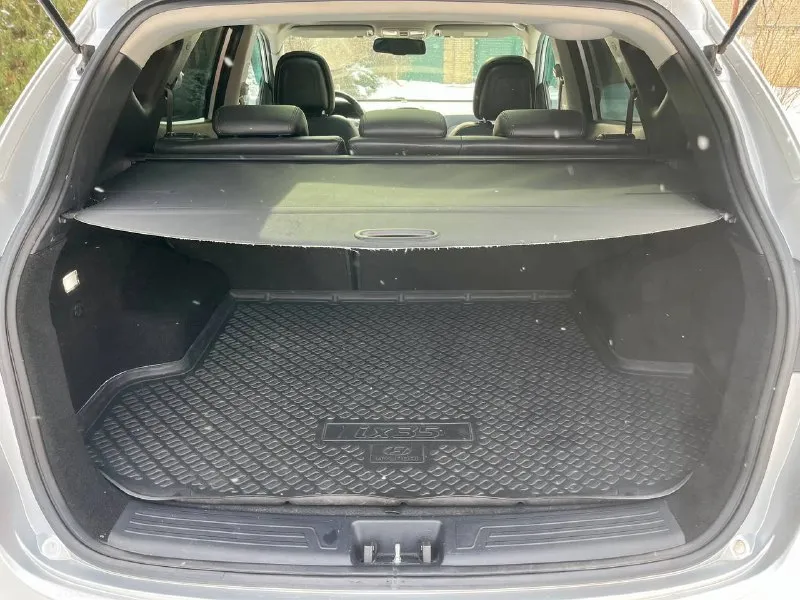 Продам hyundai ix35 sls в отличнейшем состоянии! год выпуска: 2011 пробег: 204 000 км (родной пробег ) двигатель: 2.0 бензин коробка передач: автомат привод: полный учет: местный все стекла родные ! автомобиль полностью обслужен, включая шлицы полного привода и панорамную крышу. двигатель в идеальном состоянии, без задиров. максимальная комплектация. особенности и оборудование: • панорамная крыша • бесключевой доступ и запуск двигателя с кнопки start-stop • родной кожаный салон • аудиосистема hannibal sounds (6 колонок, сабвуфер в штатном месте) • камера заднего вида full hd и парктроники • gps-навигация • hands-free bluetooth с управлением на руле • круиз-контроль и система спуска с горы • блокировка дифференциала • датчики света и дождя • обогрев сидений (4 зоны) • двухзонный климат-контроль • gsm-сигнализация с автозапуском • два комплекта резины автомобиль готов к осмотру в донецке. прилег техосмотр ! цена: 1 320 000 📲 tg: sss$ 📞 звоните: +7(949)5905326 - фотография - 9