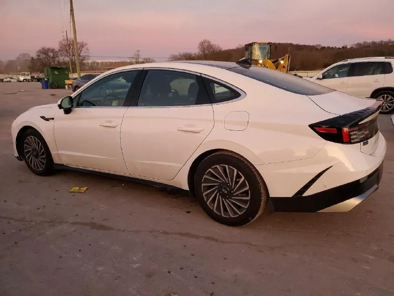 ✅ hyundai sonata 𝐕𝐈𝐈𝐈 рестайлинг - 2.0 гибрид, 192 л. с. - акпп 8-ст. - передний привод - пробег: 29.500 км - 04/2024 идеальный вариант с родным окрасом, целой безопасностью! не утопленник! второго такого нет ни на рынке грузии, ни на аукционах! машинка на кожаном салоне и панораме! 🔥 цена даже с утиль сбором будет ниже первой цены на рынке рф автомобиль менее 3-х лет - растаможка под 48% можем выкупить автомобиль за свои деньги! 🤝 цена в грузии: 𝟏.𝟕𝟗𝟎.𝟎𝟎𝟎 ₽ 💵 кирилл +7 (949) 400-56-31 📞 🇷🇺 звоните: +79494005631 - фотография - 4