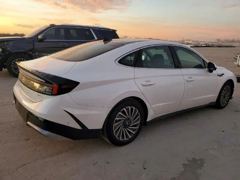 ✅ hyundai sonata 𝐕𝐈𝐈𝐈 рестайлинг - 2.0 гибрид, 192 л. с. - акпп 8-ст. - передний привод - пробег: 29.500 км - 04/2024 идеальный вариант с родным окрасом, целой безопасностью! не утопленник! второго такого нет ни на рынке грузии, ни на аукционах! машинка на кожаном салоне и панораме! 🔥 цена даже с утиль сбором будет ниже первой цены на рынке рф автомобиль менее 3-х лет - растаможка под 48% можем выкупить автомобиль за свои деньги! 🤝 цена в грузии: 𝟏.𝟕𝟗𝟎.𝟎𝟎𝟎 ₽ 💵 кирилл +7 (949) 400-56-31 📞 🇷🇺 звоните: +79494005631 - фотография - 5