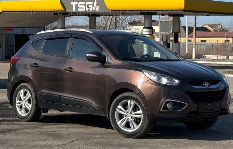 Hyundai ix35 2010 2.0 бензин автомат привод передний автомобиль эксплуатируется в семье, очень ухоженный, салон в чехлах, под чехлами состояние новых сидений. хорошая комплектация с комбинированным салоном, климатом, обогревом всех четырех сидений, обогрев лобового и заднего стекла. все стёкла родные включая лобовое. установлена сигнализация с автозапуском, также нештатная мультимедиа с функцией блютуз, навигации и камерой заднего вида. полный комплект запаска балонник домкрат. по мотору и коробке вопросов нет, всё работает как нужно, любые проверки приветствуются. советую к осмотру, за такую цену отличный вариант, учитывая состояние. цена 1.150.000 г. шахтерск ул. ленина 2 +79494330000 +79493485992 📞 🇷🇺 звоните: +79494330000 - фотография - 2