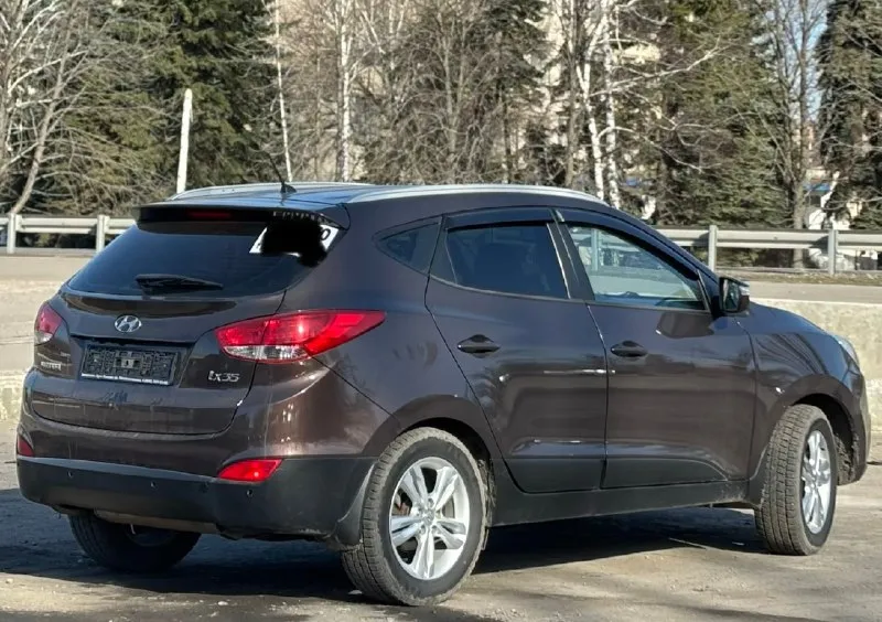 Hyundai ix35 2010 2.0 бензин автомат привод передний автомобиль эксплуатируется в семье, очень ухоженный, салон в чехлах, под чехлами состояние новых сидений. хорошая комплектация с комбинированным салоном, климатом, обогревом всех четырех сидений, обогрев лобового и заднего стекла. все стёкла родные включая лобовое. установлена сигнализация с автозапуском, также нештатная мультимедиа с функцией блютуз, навигации и камерой заднего вида. полный комплект запаска балонник домкрат. по мотору и коробке вопросов нет, всё работает как нужно, любые проверки приветствуются. советую к осмотру, за такую цену отличный вариант, учитывая состояние. цена 1.150.000 г. шахтерск ул. ленина 2 +79494330000 +79493485992 📞 🇷🇺 звоните: +79494330000 - фотография - 3