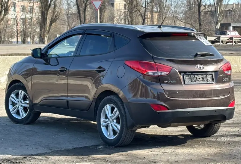 Hyundai ix35 2010 2.0 бензин автомат привод передний автомобиль эксплуатируется в семье, очень ухоженный, салон в чехлах, под чехлами состояние новых сидений. хорошая комплектация с комбинированным салоном, климатом, обогревом всех четырех сидений, обогрев лобового и заднего стекла. все стёкла родные включая лобовое. установлена сигнализация с автозапуском, также нештатная мультимедиа с функцией блютуз, навигации и камерой заднего вида. полный комплект запаска балонник домкрат. по мотору и коробке вопросов нет, всё работает как нужно, любые проверки приветствуются. советую к осмотру, за такую цену отличный вариант, учитывая состояние. цена 1.150.000 г. шахтерск ул. ленина 2 +79494330000 +79493485992 📞 🇷🇺 звоните: +79494330000 - фотография - 4