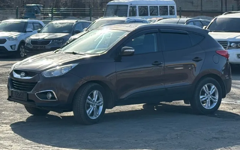 Hyundai ix35 2010 2.0 бензин автомат привод передний автомобиль эксплуатируется в семье, очень ухоженный, салон в чехлах, под чехлами состояние новых сидений. хорошая комплектация с комбинированным салоном, климатом, обогревом всех четырех сидений, обогрев лобового и заднего стекла. все стёкла родные включая лобовое. установлена сигнализация с автозапуском, также нештатная мультимедиа с функцией блютуз, навигации и камерой заднего вида. полный комплект запаска балонник домкрат. по мотору и коробке вопросов нет, всё работает как нужно, любые проверки приветствуются. советую к осмотру, за такую цену отличный вариант, учитывая состояние. цена 1.150.000 г. шахтерск ул. ленина 2 +79494330000 +79493485992 📞 🇷🇺 звоните: +79494330000 - фотография - 5