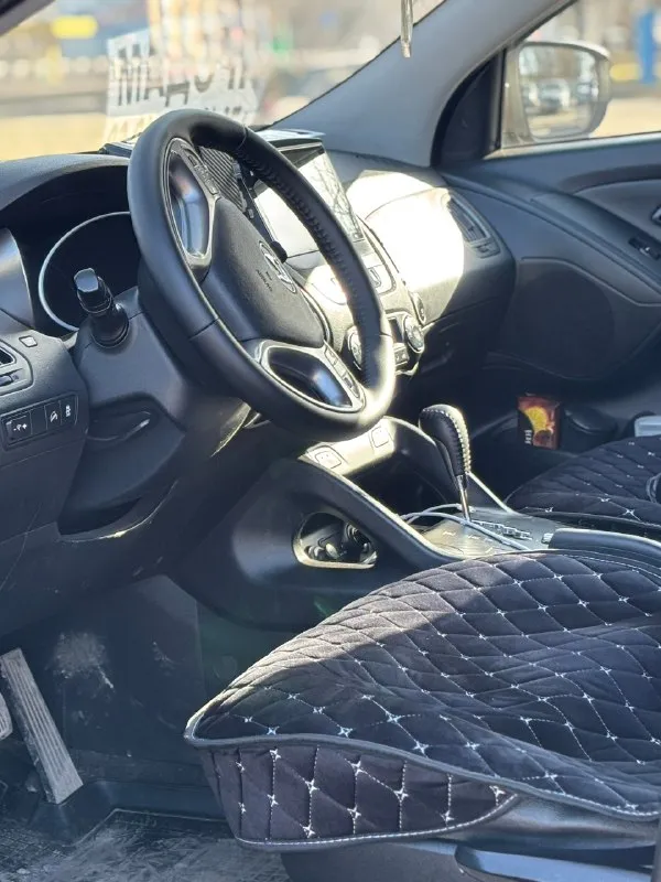 Hyundai ix35 2010 2.0 бензин автомат привод передний автомобиль эксплуатируется в семье, очень ухоженный, салон в чехлах, под чехлами состояние новых сидений. хорошая комплектация с комбинированным салоном, климатом, обогревом всех четырех сидений, обогрев лобового и заднего стекла. все стёкла родные включая лобовое. установлена сигнализация с автозапуском, также нештатная мультимедиа с функцией блютуз, навигации и камерой заднего вида. полный комплект запаска балонник домкрат. по мотору и коробке вопросов нет, всё работает как нужно, любые проверки приветствуются. советую к осмотру, за такую цену отличный вариант, учитывая состояние. цена 1.150.000 г. шахтерск ул. ленина 2 +79494330000 +79493485992 📞 🇷🇺 звоните: +79494330000 - фотография - 6