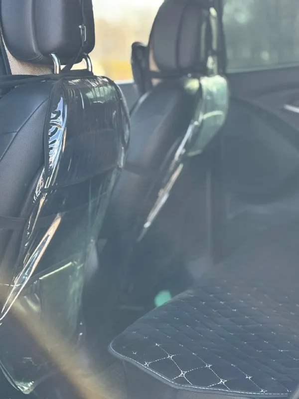 Hyundai ix35 2010 2.0 бензин автомат привод передний автомобиль эксплуатируется в семье, очень ухоженный, салон в чехлах, под чехлами состояние новых сидений. хорошая комплектация с комбинированным салоном, климатом, обогревом всех четырех сидений, обогрев лобового и заднего стекла. все стёкла родные включая лобовое. установлена сигнализация с автозапуском, также нештатная мультимедиа с функцией блютуз, навигации и камерой заднего вида. полный комплект запаска балонник домкрат. по мотору и коробке вопросов нет, всё работает как нужно, любые проверки приветствуются. советую к осмотру, за такую цену отличный вариант, учитывая состояние. цена 1.150.000 г. шахтерск ул. ленина 2 +79494330000 +79493485992 📞 🇷🇺 звоните: +79494330000 - фотография - 7