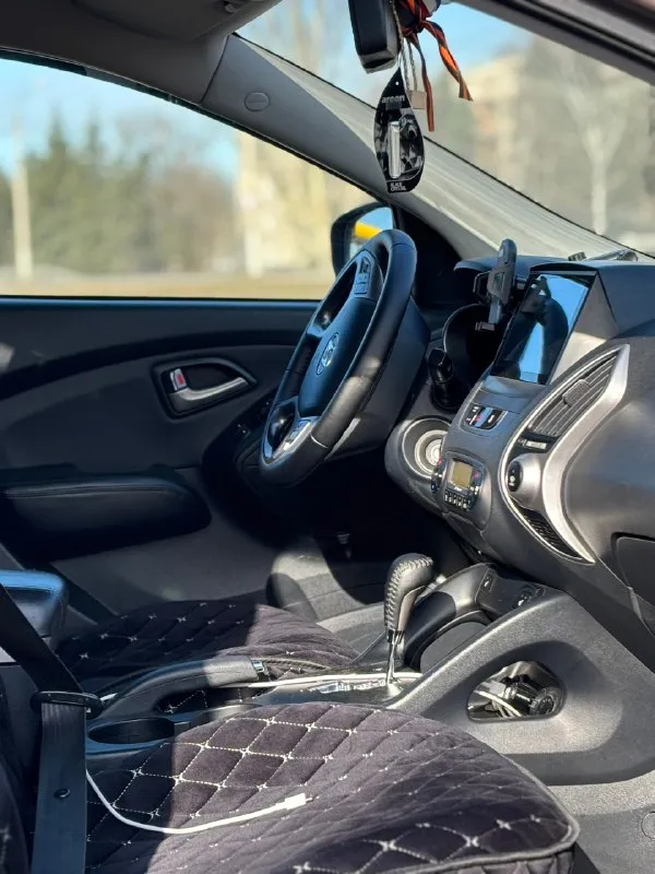 Hyundai ix35 2010 2.0 бензин автомат привод передний автомобиль эксплуатируется в семье, очень ухоженный, салон в чехлах, под чехлами состояние новых сидений. хорошая комплектация с комбинированным салоном, климатом, обогревом всех четырех сидений, обогрев лобового и заднего стекла. все стёкла родные включая лобовое. установлена сигнализация с автозапуском, также нештатная мультимедиа с функцией блютуз, навигации и камерой заднего вида. полный комплект запаска балонник домкрат. по мотору и коробке вопросов нет, всё работает как нужно, любые проверки приветствуются. советую к осмотру, за такую цену отличный вариант, учитывая состояние. цена 1.150.000 г. шахтерск ул. ленина 2 +79494330000 +79493485992 📞 🇷🇺 звоните: +79494330000 - фотография - 8