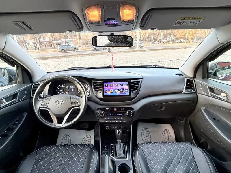 Hyundai tucson 2018г бензин 2.0 автомат автомобиль в хорошем состоянии! есть все для комфортного вождения! парктроник, монитор андроид, подогрев сидений передних и задних, климат/контроль, круиз/контроль, мульти-руль, датчик дождя, авто свет, помощь при спуске, и многое другое…. с документами полный порядок!! диагностическая карта есть!!! цена 1,885₽ все вопросы по тел+79495722131 📞 звоните: +7(949)5722131 - фотография - 9