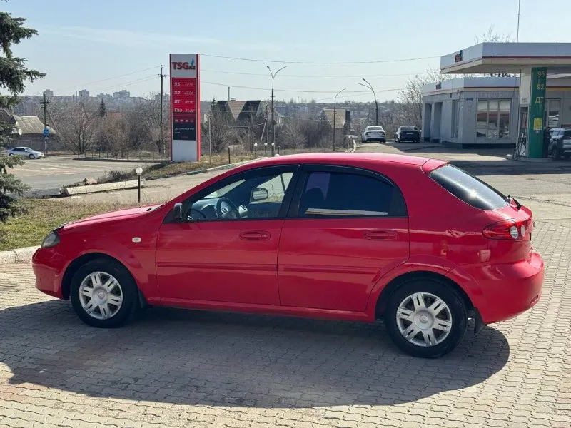Продам chevrolet lacetti. объем двигателя 1.4. пробег 180.000км. бензин и газ евро 4. машина в отлич... - фотография