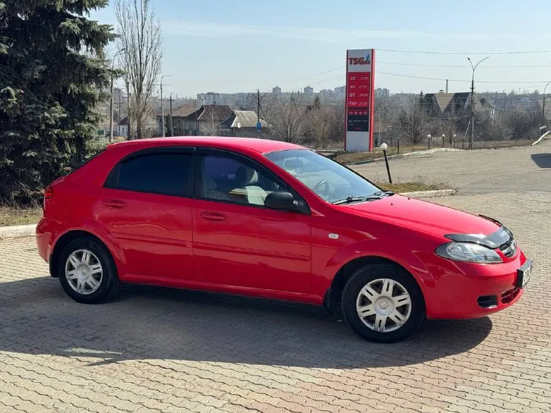 Продам chevrolet lacetti. объем двигателя 1.4. пробег 180.000км. бензин и газ евро 4. машина в отличном состоянии. 2008год. передние стеклоподъемники. отличная музыка. вложений не требует. цена 390.000р. с переоформлением. осмотр город донецк. все подробности по телефону +79493820834. - фотография - 2