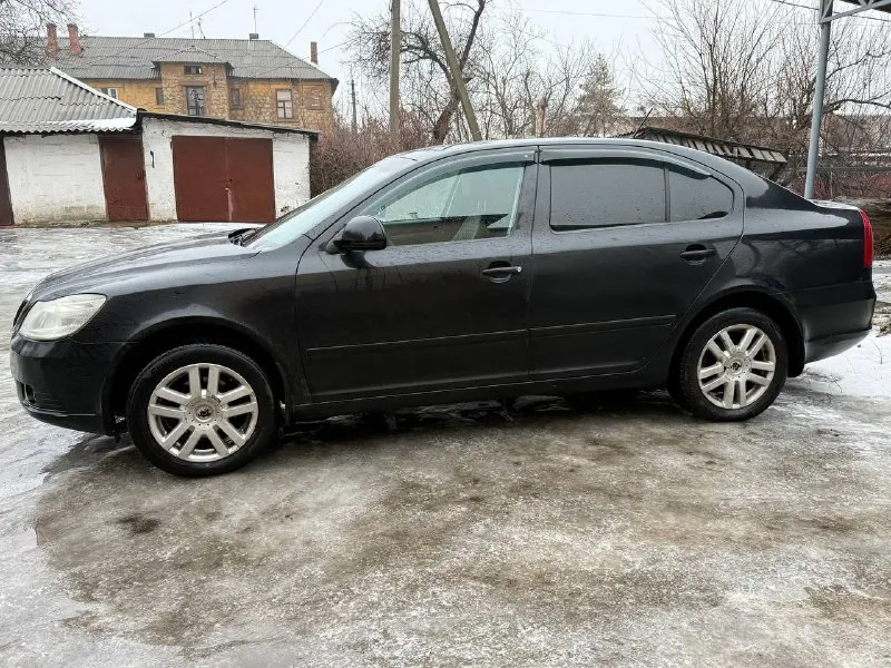 Продается шкода а5 2012 года. двигатель бензин 1.6 пробег 195.000 хорошая комплектация: - подогрев передних сидений трехступенчатый. - подогрев зеркал. - датчик света. - кожанный руль. - антипробуксовочная система. - парктроники. - кондиционер. и многое другое. установлена 2din магнитола, с навигацией и хорошей музыкой. масло менялось каждые 8тыс км. автомобиль в идеальном техническом состоянии. по кузову есть нюансы. цена: 750.000 хороший торг у капота. телефон: +79494195216 - фотография - 2