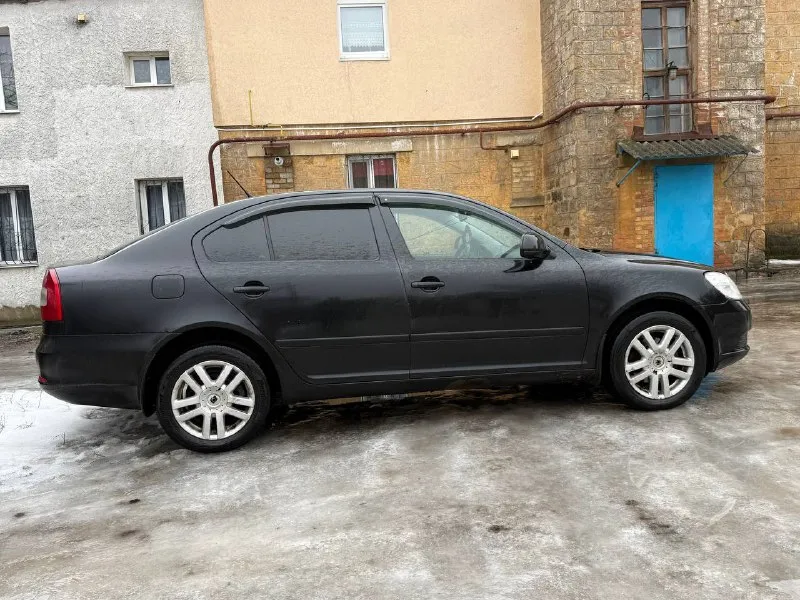 Продается шкода а5 2012 года. двигатель бензин 1.6 пробег 195.000 хорошая комплектация: - подогрев передних сидений трехступенчатый. - подогрев зеркал. - датчик света. - кожанный руль. - антипробуксовочная система. - парктроники. - кондиционер. и многое другое. установлена 2din магнитола, с навигацией и хорошей музыкой. масло менялось каждые 8тыс км. автомобиль в идеальном техническом состоянии. по кузову есть нюансы. цена: 750.000 хороший торг у капота. телефон: +79494195216 - фотография - 4