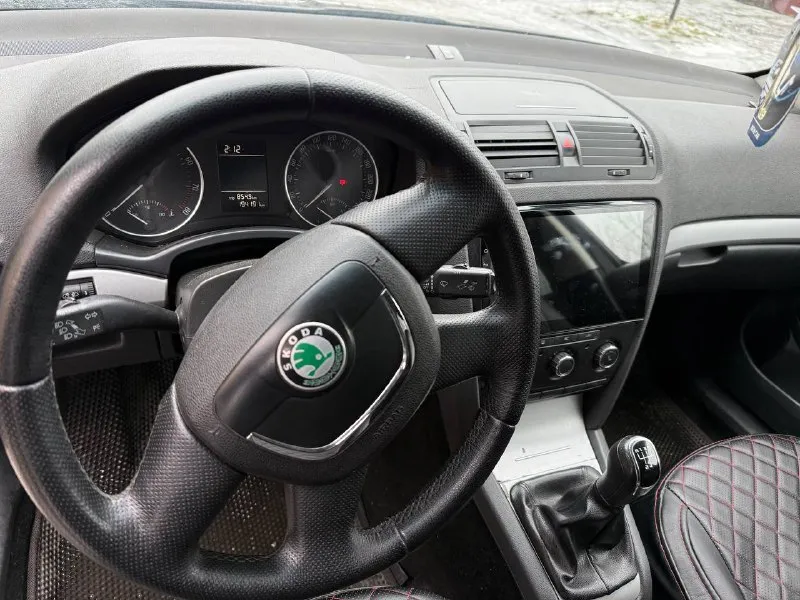 Продается шкода а5 2012 года. двигатель бензин 1.6 пробег 195.000 хорошая комплектация: - подогрев передних сидений трехступенчатый. - подогрев зеркал. - датчик света. - кожанный руль. - антипробуксовочная система. - парктроники. - кондиционер. и многое другое. установлена 2din магнитола, с навигацией и хорошей музыкой. масло менялось каждые 8тыс км. автомобиль в идеальном техническом состоянии. по кузову есть нюансы. цена: 750.000 хороший торг у капота. телефон: +79494195216 - фотография - 5