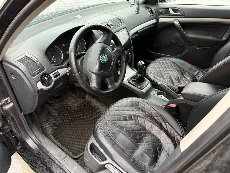 Продается шкода а5 2012 года. двигатель бензин 1.6 пробег 195.000 хорошая комплектация: - подогрев передних сидений трехступенчатый. - подогрев зеркал. - датчик света. - кожанный руль. - антипробуксовочная система. - парктроники. - кондиционер. и многое другое. установлена 2din магнитола, с навигацией и хорошей музыкой. масло менялось каждые 8тыс км. автомобиль в идеальном техническом состоянии. по кузову есть нюансы. цена: 750.000 хороший торг у капота. телефон: +79494195216 - фотография - 6