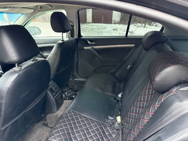 Продается шкода а5 2012 года. двигатель бензин 1.6 пробег 195.000 хорошая комплектация: - подогрев передних сидений трехступенчатый. - подогрев зеркал. - датчик света. - кожанный руль. - антипробуксовочная система. - парктроники. - кондиционер. и многое другое. установлена 2din магнитола, с навигацией и хорошей музыкой. масло менялось каждые 8тыс км. автомобиль в идеальном техническом состоянии. по кузову есть нюансы. цена: 750.000 хороший торг у капота. телефон: +79494195216 - фотография - 8