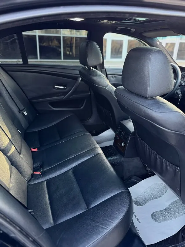 Bmw 5-series e60 530xi 3.0 бензин 258 л. с. / автомат; полный привод. заводской м-пакет. автомобиль был привезен под заказ с америки в 2015 году. с того времени один собственник! топовая комплектация, память сидений, электрорегулировка рулевой колонки, мультифункциональное рулевое колесо с подогревом, люк, подогрев передних сидений, климат-контроль, кондиционер, датчик света/дождя, круиз-контроль, электрорегулировка передних сидений, подогрев зеркал/стекл, линзованная заводская оптика с «ангельскими глазками»… два родных ключа! новый стартер; новый бензонасос на 5 бар, все топливные фильтры поменяны; рулевая рейка после полной реставрации; новые передние/задние тормозные диски; колодки в круг поменяны; подвеска почти вся поменяна меньше года назад; помпа электрическая новая; кондиционер обслужен; прокладка на поддоне новая; раздатка контрактная; новый аккумулятор на 100ah. цена: 1 250 000₽ торг до слез у машины. осмотр: г. донецк 📲 +79490947391 александр. - фотография - 10