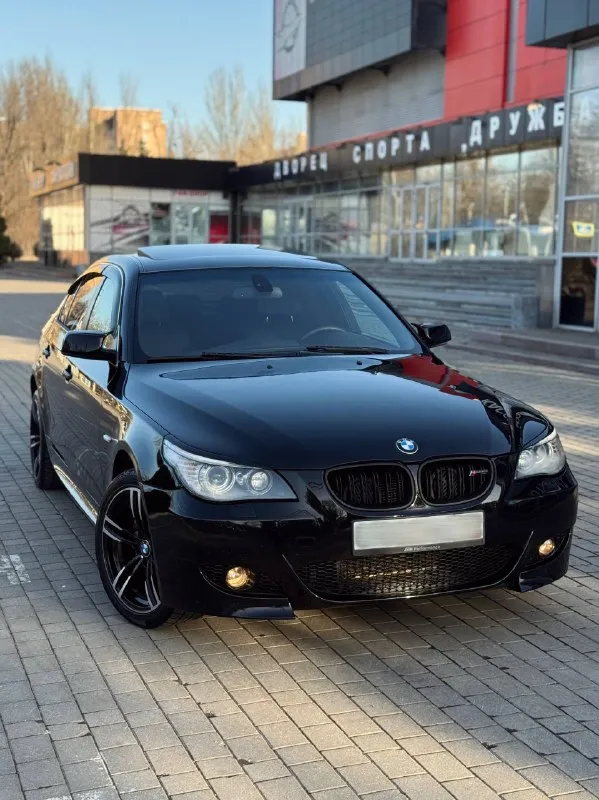 Bmw 5-series e60 530xi 3.0 бензин 258 л. с. / автомат; полный привод. заводской м-пакет. автомобиль был привезен под заказ с америки в 2015 году. с того времени один собственник! топовая комплектация, память сидений, электрорегулировка рулевой колонки, мультифункциональное рулевое колесо с подогревом, люк, подогрев передних сидений, климат-контроль, кондиционер, датчик света/дождя, круиз-контроль, электрорегулировка передних сидений, подогрев зеркал/стекл, линзованная заводская оптика с «ангельскими глазками»… два родных ключа! новый стартер; новый бензонасос на 5 бар, все топливные фильтры поменяны; рулевая рейка после полной реставрации; новые передние/задние тормозные диски; колодки в круг поменяны; подвеска почти вся поменяна меньше года назад; помпа электрическая новая; кондиционер обслужен; прокладка на поддоне новая; раздатка контрактная; новый аккумулятор на 100ah. цена: 1 250 000₽ торг до слез у машины. осмотр: г. донецк 📲 +79490947391 александр. - фотография - 2