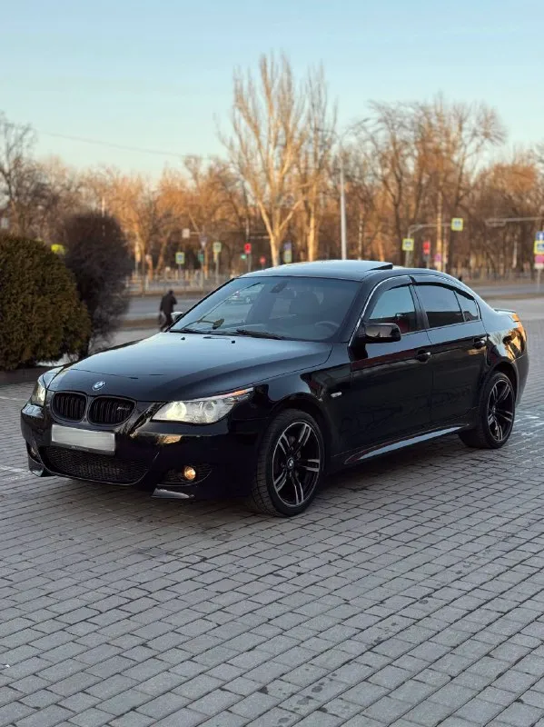 Bmw 5-series e60 530xi 3.0 бензин 258 л. с. / автомат; полный привод. заводской м-пакет. автомобиль был привезен под заказ с америки в 2015 году. с того времени один собственник! топовая комплектация, память сидений, электрорегулировка рулевой колонки, мультифункциональное рулевое колесо с подогревом, люк, подогрев передних сидений, климат-контроль, кондиционер, датчик света/дождя, круиз-контроль, электрорегулировка передних сидений, подогрев зеркал/стекл, линзованная заводская оптика с «ангельскими глазками»… два родных ключа! новый стартер; новый бензонасос на 5 бар, все топливные фильтры поменяны; рулевая рейка после полной реставрации; новые передние/задние тормозные диски; колодки в круг поменяны; подвеска почти вся поменяна меньше года назад; помпа электрическая новая; кондиционер обслужен; прокладка на поддоне новая; раздатка контрактная; новый аккумулятор на 100ah. цена: 1 250 000₽ торг до слез у машины. осмотр: г. донецк 📲 +79490947391 александр. - фотография - 4