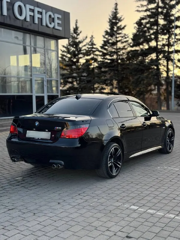Bmw 5-series e60 530xi 3.0 бензин 258 л. с. / автомат; полный привод. заводской м-пакет. автомобиль был привезен под заказ с америки в 2015 году. с того времени один собственник! топовая комплектация, память сидений, электрорегулировка рулевой колонки, мультифункциональное рулевое колесо с подогревом, люк, подогрев передних сидений, климат-контроль, кондиционер, датчик света/дождя, круиз-контроль, электрорегулировка передних сидений, подогрев зеркал/стекл, линзованная заводская оптика с «ангельскими глазками»… два родных ключа! новый стартер; новый бензонасос на 5 бар, все топливные фильтры поменяны; рулевая рейка после полной реставрации; новые передние/задние тормозные диски; колодки в круг поменяны; подвеска почти вся поменяна меньше года назад; помпа электрическая новая; кондиционер обслужен; прокладка на поддоне новая; раздатка контрактная; новый аккумулятор на 100ah. цена: 1 250 000₽ торг до слез у машины. осмотр: г. донецк 📲 +79490947391 александр. - фотография - 5