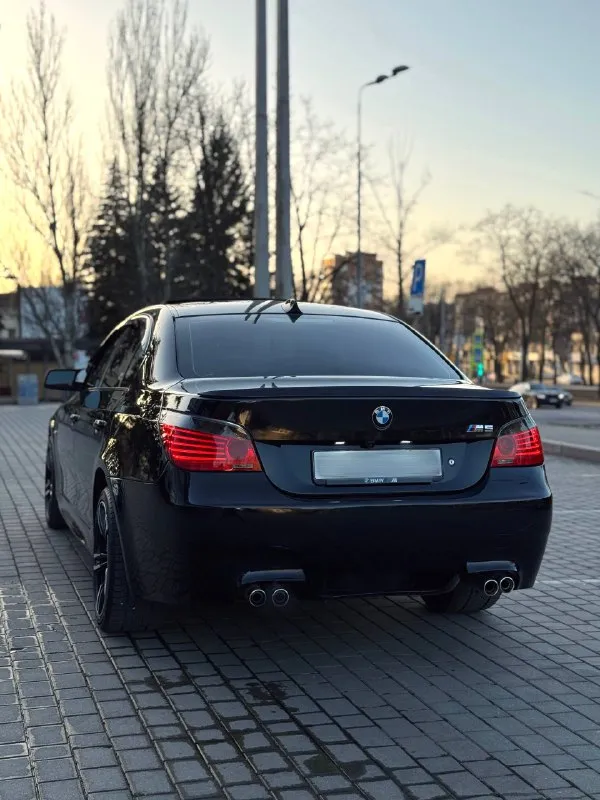 Bmw 5-series e60 530xi 3.0 бензин 258 л. с. / автомат; полный привод. заводской м-пакет. автомобиль был привезен под заказ с америки в 2015 году. с того времени один собственник! топовая комплектация, память сидений, электрорегулировка рулевой колонки, мультифункциональное рулевое колесо с подогревом, люк, подогрев передних сидений, климат-контроль, кондиционер, датчик света/дождя, круиз-контроль, электрорегулировка передних сидений, подогрев зеркал/стекл, линзованная заводская оптика с «ангельскими глазками»… два родных ключа! новый стартер; новый бензонасос на 5 бар, все топливные фильтры поменяны; рулевая рейка после полной реставрации; новые передние/задние тормозные диски; колодки в круг поменяны; подвеска почти вся поменяна меньше года назад; помпа электрическая новая; кондиционер обслужен; прокладка на поддоне новая; раздатка контрактная; новый аккумулятор на 100ah. цена: 1 250 000₽ торг до слез у машины. осмотр: г. донецк 📲 +79490947391 александр. - фотография - 6