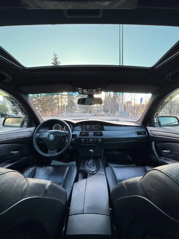 Bmw 5-series e60 530xi 3.0 бензин 258 л. с. / автомат; полный привод. заводской м-пакет. автомобиль был привезен под заказ с америки в 2015 году. с того времени один собственник! топовая комплектация, память сидений, электрорегулировка рулевой колонки, мультифункциональное рулевое колесо с подогревом, люк, подогрев передних сидений, климат-контроль, кондиционер, датчик света/дождя, круиз-контроль, электрорегулировка передних сидений, подогрев зеркал/стекл, линзованная заводская оптика с «ангельскими глазками»… два родных ключа! новый стартер; новый бензонасос на 5 бар, все топливные фильтры поменяны; рулевая рейка после полной реставрации; новые передние/задние тормозные диски; колодки в круг поменяны; подвеска почти вся поменяна меньше года назад; помпа электрическая новая; кондиционер обслужен; прокладка на поддоне новая; раздатка контрактная; новый аккумулятор на 100ah. цена: 1 250 000₽ торг до слез у машины. осмотр: г. донецк 📲 +79490947391 александр. - фотография - 7