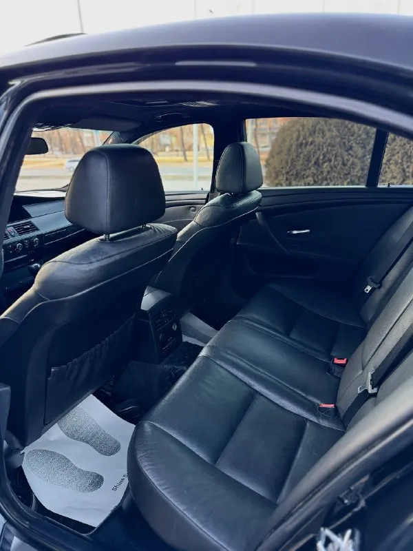 Bmw 5-series e60 530xi 3.0 бензин 258 л. с. / автомат; полный привод. заводской м-пакет. автомобиль был привезен под заказ с америки в 2015 году. с того времени один собственник! топовая комплектация, память сидений, электрорегулировка рулевой колонки, мультифункциональное рулевое колесо с подогревом, люк, подогрев передних сидений, климат-контроль, кондиционер, датчик света/дождя, круиз-контроль, электрорегулировка передних сидений, подогрев зеркал/стекл, линзованная заводская оптика с «ангельскими глазками»… два родных ключа! новый стартер; новый бензонасос на 5 бар, все топливные фильтры поменяны; рулевая рейка после полной реставрации; новые передние/задние тормозные диски; колодки в круг поменяны; подвеска почти вся поменяна меньше года назад; помпа электрическая новая; кондиционер обслужен; прокладка на поддоне новая; раздатка контрактная; новый аккумулятор на 100ah. цена: 1 250 000₽ торг до слез у машины. осмотр: г. донецк 📲 +79490947391 александр. - фотография - 8