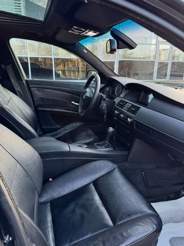 Bmw 5-series e60 530xi 3.0 бензин 258 л. с. / автомат; полный привод. заводской м-пакет. автомобиль был привезен под заказ с америки в 2015 году. с того времени один собственник! топовая комплектация, память сидений, электрорегулировка рулевой колонки, мультифункциональное рулевое колесо с подогревом, люк, подогрев передних сидений, климат-контроль, кондиционер, датчик света/дождя, круиз-контроль, электрорегулировка передних сидений, подогрев зеркал/стекл, линзованная заводская оптика с «ангельскими глазками»… два родных ключа! новый стартер; новый бензонасос на 5 бар, все топливные фильтры поменяны; рулевая рейка после полной реставрации; новые передние/задние тормозные диски; колодки в круг поменяны; подвеска почти вся поменяна меньше года назад; помпа электрическая новая; кондиционер обслужен; прокладка на поддоне новая; раздатка контрактная; новый аккумулятор на 100ah. цена: 1 250 000₽ торг до слез у машины. осмотр: г. донецк 📲 +79490947391 александр. - фотография - 9
