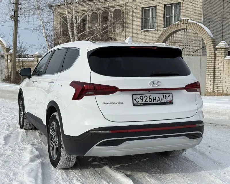 ➡ в продаже: hyundai santa fe 2021 iv рестайлинг - из кореи 2.5 t бензин - 280 лс, пробег — 76 тыс. км. в очень хорошей комплектации. авто в наличии в луганске пригнана в рф в 2023 году из кореи тщательно подбиралась без дтп и прочих нюансов, все подушки и стекла родные. 📝 документы: - автомобиль находится в луганске, полное переоформление, без схем по доверенности и так далее. - по запросу предоставлю vin-код и видеообзор автомобиля. 🔽 технически авто полностью исправно, все работает корректно, вложений не требует. готовы к любым проверкам и диагностике, все узлы и агрегаты в исправном состоянии 2.5 turbo — 280 л. с. - отличная динамика в сочетании с адекватным расходом топлива — автомобиль действительно едет очень бодро для своего класса. редкий вариант на рынке именно с турбо версией, не стоит сравнивать с обычными атмосферным 2.5 на 180 сил, совсем друга езда и впечатление. - стоит отдельно отметить, что линейка 2.5-литровых бензиновых моторах, кот 📞 звоните: +7(959)1204792 - фотография - 3