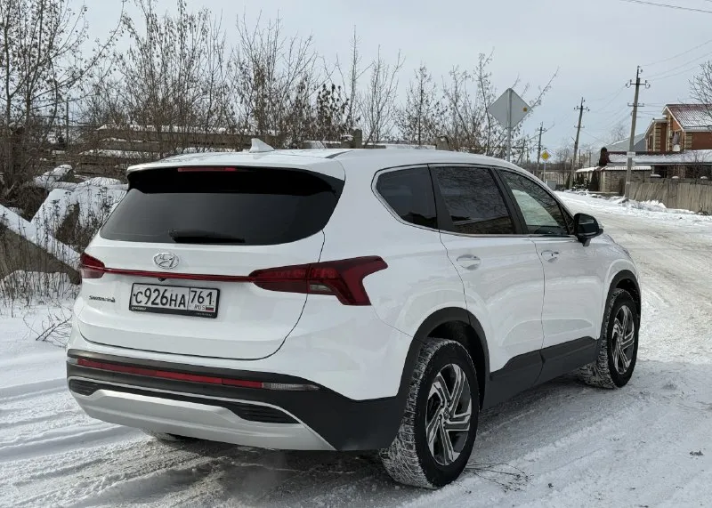 ➡ в продаже: hyundai santa fe 2021 iv рестайлинг - из кореи 2.5 t бензин - 280 лс, пробег — 76 тыс. км. в очень хорошей комплектации. авто в наличии в луганске пригнана в рф в 2023 году из кореи тщательно подбиралась без дтп и прочих нюансов, все подушки и стекла родные. 📝 документы: - автомобиль находится в луганске, полное переоформление, без схем по доверенности и так далее. - по запросу предоставлю vin-код и видеообзор автомобиля. 🔽 технически авто полностью исправно, все работает корректно, вложений не требует. готовы к любым проверкам и диагностике, все узлы и агрегаты в исправном состоянии 2.5 turbo — 280 л. с. - отличная динамика в сочетании с адекватным расходом топлива — автомобиль действительно едет очень бодро для своего класса. редкий вариант на рынке именно с турбо версией, не стоит сравнивать с обычными атмосферным 2.5 на 180 сил, совсем друга езда и впечатление. - стоит отдельно отметить, что линейка 2.5-литровых бензиновых моторах, кот 📞 звоните: +7(959)1204792 - фотография - 4