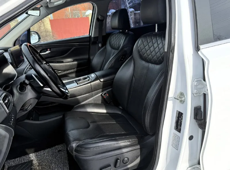 ➡ в продаже: hyundai santa fe 2021 iv рестайлинг - из кореи 2.5 t бензин - 280 лс, пробег — 76 тыс. км. в очень хорошей комплектации. авто в наличии в луганске пригнана в рф в 2023 году из кореи тщательно подбиралась без дтп и прочих нюансов, все подушки и стекла родные. 📝 документы: - автомобиль находится в луганске, полное переоформление, без схем по доверенности и так далее. - по запросу предоставлю vin-код и видеообзор автомобиля. 🔽 технически авто полностью исправно, все работает корректно, вложений не требует. готовы к любым проверкам и диагностике, все узлы и агрегаты в исправном состоянии 2.5 turbo — 280 л. с. - отличная динамика в сочетании с адекватным расходом топлива — автомобиль действительно едет очень бодро для своего класса. редкий вариант на рынке именно с турбо версией, не стоит сравнивать с обычными атмосферным 2.5 на 180 сил, совсем друга езда и впечатление. - стоит отдельно отметить, что линейка 2.5-литровых бензиновых моторах, кот 📞 звоните: +7(959)1204792 - фотография - 5