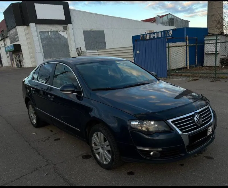 1. volkswagen passat b6 2. цена 750.000 рублей 4. 2008 год 5. 340.000 пробег 6. двигатель 1.8т бензин 8. автомат aisin у машины 3 владельца по факту, птс оригинал, я собственник, авто на 181 регионе. теперь о технике: по двигателю нареканий никаких нет. по автомату и турбине так же: работают четко. за машиной слежу как за ребенком, масло меняется раз в 7 тысяч. теперь к комплектации, highline практически максималка : датчик света, датчик дождя, эдектрообогревы лобного стека, заднего стекла и боковых зеркал, подогревы передних сидений, мультируль ( работает ), магнитола rcd ( bt, aux и тд ), круиз, autohold, парктроники, комбинированный салон из кожи и алькантары. дополнительно установлены bi-led модули в фары. торг +79592252201 📞 звоните: +7(959)2252201 - фотография - 1
