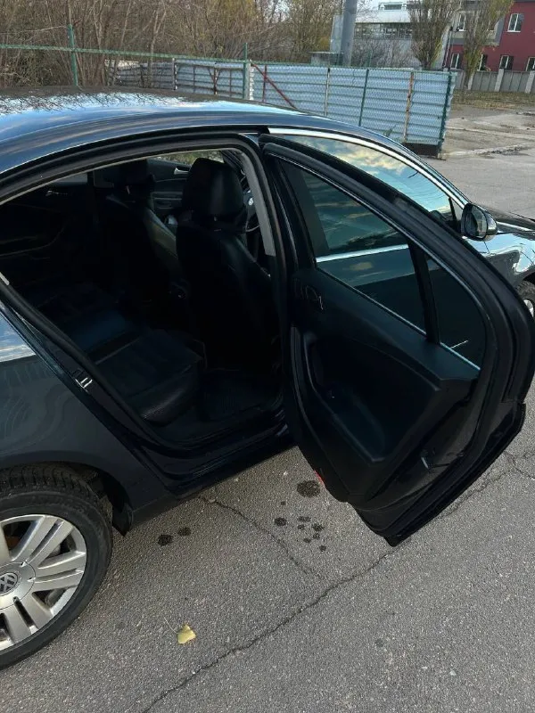 1. volkswagen passat b6 2. цена 750.000 рублей 4. 2008 год 5. 340.000 пробег 6. двигатель 1.8т бензин 8. автомат aisin у машины 3 владельца по факту, птс оригинал, я собственник, авто на 181 регионе. теперь о технике: по двигателю нареканий никаких нет. по автомату и турбине так же: работают четко. за машиной слежу как за ребенком, масло меняется раз в 7 тысяч. теперь к комплектации, highline практически максималка : датчик света, датчик дождя, эдектрообогревы лобного стека, заднего стекла и боковых зеркал, подогревы передних сидений, мультируль ( работает ), магнитола rcd ( bt, aux и тд ), круиз, autohold, парктроники, комбинированный салон из кожи и алькантары. дополнительно установлены bi-led модули в фары. торг +79592252201 📞 звоните: +7(959)2252201 - фотография - 10