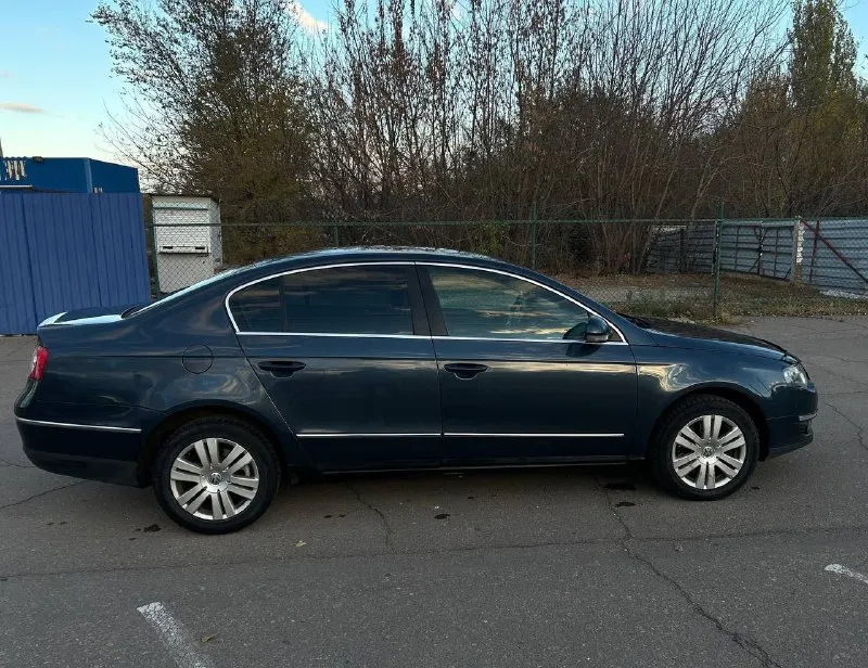 1. volkswagen passat b6 2. цена 750.000 рублей 4. 2008 год 5. 340.000 пробег 6. двигатель 1.8т бензин 8. автомат aisin у машины 3 владельца по факту, птс оригинал, я собственник, авто на 181 регионе. теперь о технике: по двигателю нареканий никаких нет. по автомату и турбине так же: работают четко. за машиной слежу как за ребенком, масло меняется раз в 7 тысяч. теперь к комплектации, highline практически максималка : датчик света, датчик дождя, эдектрообогревы лобного стека, заднего стекла и боковых зеркал, подогревы передних сидений, мультируль ( работает ), магнитола rcd ( bt, aux и тд ), круиз, autohold, парктроники, комбинированный салон из кожи и алькантары. дополнительно установлены bi-led модули в фары. торг +79592252201 📞 звоните: +7(959)2252201 - фотография - 2