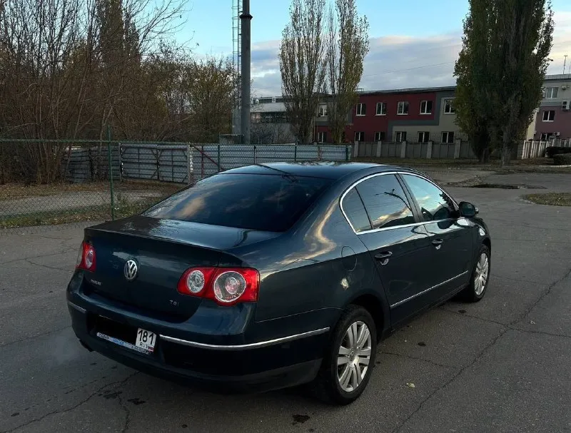 1. volkswagen passat b6 2. цена 750.000 рублей 4. 2008 год 5. 340.000 пробег 6. двигатель 1.8т бензин 8. автомат aisin у машины 3 владельца по факту, птс оригинал, я собственник, авто на 181 регионе. теперь о технике: по двигателю нареканий никаких нет. по автомату и турбине так же: работают четко. за машиной слежу как за ребенком, масло меняется раз в 7 тысяч. теперь к комплектации, highline практически максималка : датчик света, датчик дождя, эдектрообогревы лобного стека, заднего стекла и боковых зеркал, подогревы передних сидений, мультируль ( работает ), магнитола rcd ( bt, aux и тд ), круиз, autohold, парктроники, комбинированный салон из кожи и алькантары. дополнительно установлены bi-led модули в фары. торг +79592252201 📞 звоните: +7(959)2252201 - фотография - 3