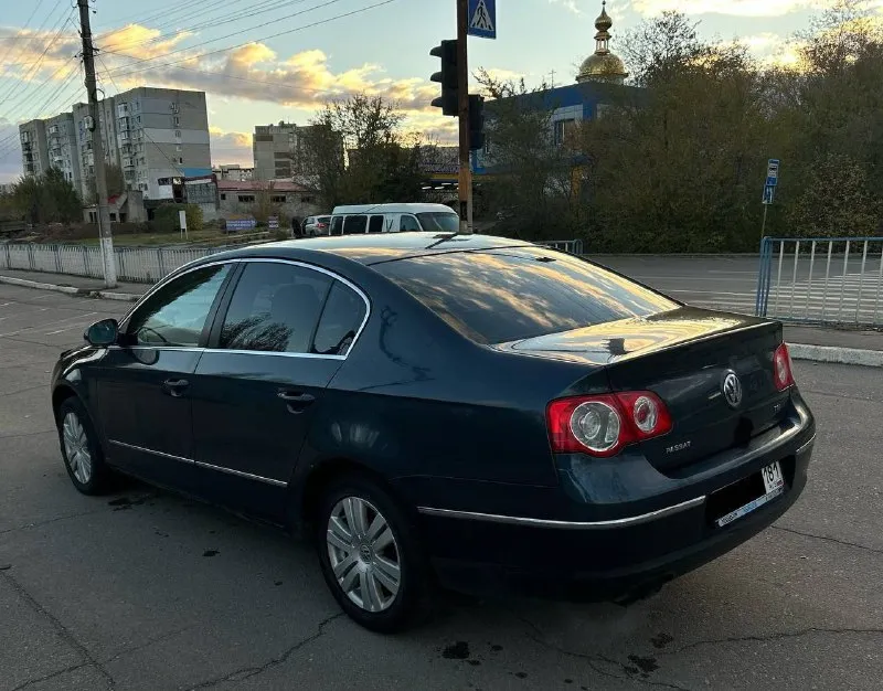 1. volkswagen passat b6 2. цена 750.000 рублей 4. 2008 год 5. 340.000 пробег 6. двигатель 1.8т бензин 8. автомат aisin у машины 3 владельца по факту, птс оригинал, я собственник, авто на 181 регионе. теперь о технике: по двигателю нареканий никаких нет. по автомату и турбине так же: работают четко. за машиной слежу как за ребенком, масло меняется раз в 7 тысяч. теперь к комплектации, highline практически максималка : датчик света, датчик дождя, эдектрообогревы лобного стека, заднего стекла и боковых зеркал, подогревы передних сидений, мультируль ( работает ), магнитола rcd ( bt, aux и тд ), круиз, autohold, парктроники, комбинированный салон из кожи и алькантары. дополнительно установлены bi-led модули в фары. торг +79592252201 📞 звоните: +7(959)2252201 - фотография - 4