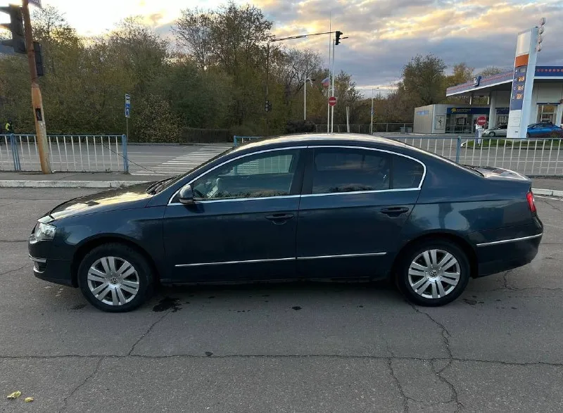 1. volkswagen passat b6 2. цена 750.000 рублей 4. 2008 год 5. 340.000 пробег 6. двигатель 1.8т бензин 8. автомат aisin у машины 3 владельца по факту, птс оригинал, я собственник, авто на 181 регионе. теперь о технике: по двигателю нареканий никаких нет. по автомату и турбине так же: работают четко. за машиной слежу как за ребенком, масло меняется раз в 7 тысяч. теперь к комплектации, highline практически максималка : датчик света, датчик дождя, эдектрообогревы лобного стека, заднего стекла и боковых зеркал, подогревы передних сидений, мультируль ( работает ), магнитола rcd ( bt, aux и тд ), круиз, autohold, парктроники, комбинированный салон из кожи и алькантары. дополнительно установлены bi-led модули в фары. торг +79592252201 📞 звоните: +7(959)2252201 - фотография - 5