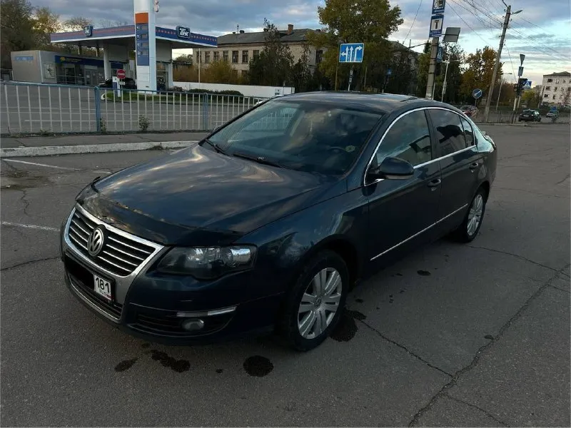 1. volkswagen passat b6 2. цена 750.000 рублей 4. 2008 год 5. 340.000 пробег 6. двигатель 1.8т бензин 8. автомат aisin у машины 3 владельца по факту, птс оригинал, я собственник, авто на 181 регионе. теперь о технике: по двигателю нареканий никаких нет. по автомату и турбине так же: работают четко. за машиной слежу как за ребенком, масло меняется раз в 7 тысяч. теперь к комплектации, highline практически максималка : датчик света, датчик дождя, эдектрообогревы лобного стека, заднего стекла и боковых зеркал, подогревы передних сидений, мультируль ( работает ), магнитола rcd ( bt, aux и тд ), круиз, autohold, парктроники, комбинированный салон из кожи и алькантары. дополнительно установлены bi-led модули в фары. торг +79592252201 📞 звоните: +7(959)2252201 - фотография - 6