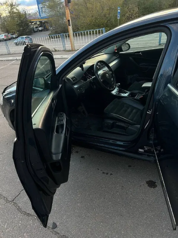 1. volkswagen passat b6 2. цена 750.000 рублей 4. 2008 год 5. 340.000 пробег 6. двигатель 1.8т бензин 8. автомат aisin у машины 3 владельца по факту, птс оригинал, я собственник, авто на 181 регионе. теперь о технике: по двигателю нареканий никаких нет. по автомату и турбине так же: работают четко. за машиной слежу как за ребенком, масло меняется раз в 7 тысяч. теперь к комплектации, highline практически максималка : датчик света, датчик дождя, эдектрообогревы лобного стека, заднего стекла и боковых зеркал, подогревы передних сидений, мультируль ( работает ), магнитола rcd ( bt, aux и тд ), круиз, autohold, парктроники, комбинированный салон из кожи и алькантары. дополнительно установлены bi-led модули в фары. торг +79592252201 📞 звоните: +7(959)2252201 - фотография - 7