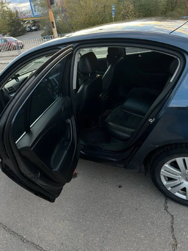 1. volkswagen passat b6 2. цена 750.000 рублей 4. 2008 год 5. 340.000 пробег 6. двигатель 1.8т бензин 8. автомат aisin у машины 3 владельца по факту, птс оригинал, я собственник, авто на 181 регионе. теперь о технике: по двигателю нареканий никаких нет. по автомату и турбине так же: работают четко. за машиной слежу как за ребенком, масло меняется раз в 7 тысяч. теперь к комплектации, highline практически максималка : датчик света, датчик дождя, эдектрообогревы лобного стека, заднего стекла и боковых зеркал, подогревы передних сидений, мультируль ( работает ), магнитола rcd ( bt, aux и тд ), круиз, autohold, парктроники, комбинированный салон из кожи и алькантары. дополнительно установлены bi-led модули в фары. торг +79592252201 📞 звоните: +7(959)2252201 - фотография - 8