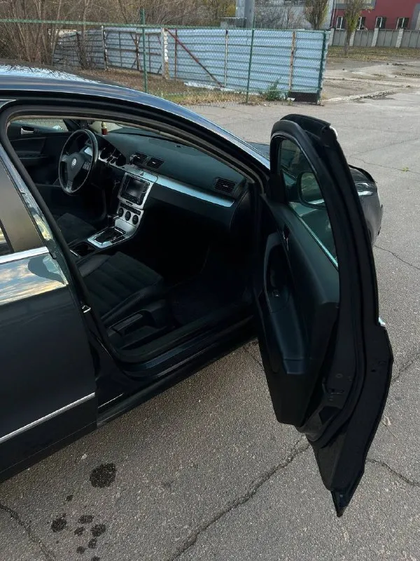 1. volkswagen passat b6 2. цена 750.000 рублей 4. 2008 год 5. 340.000 пробег 6. двигатель 1.8т бензин 8. автомат aisin у машины 3 владельца по факту, птс оригинал, я собственник, авто на 181 регионе. теперь о технике: по двигателю нареканий никаких нет. по автомату и турбине так же: работают четко. за машиной слежу как за ребенком, масло меняется раз в 7 тысяч. теперь к комплектации, highline практически максималка : датчик света, датчик дождя, эдектрообогревы лобного стека, заднего стекла и боковых зеркал, подогревы передних сидений, мультируль ( работает ), магнитола rcd ( bt, aux и тд ), круиз, autohold, парктроники, комбинированный салон из кожи и алькантары. дополнительно установлены bi-led модули в фары. торг +79592252201 📞 звоните: +7(959)2252201 - фотография - 9