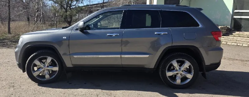 Jeep grand cherokee 2012 г. в. 3.6 бензин полный привод пневма подвеска максимальная комплектация 196.300 км по технической части все хорошо присутствуют незначительные нюансы по кузову, но на сколько мне известно, автомобиль в родной краске по всем вопросам звоните по телефону +79493231043 или в телеграм осмотр в донецке цена 1.850.000 📞 звоните: +7(949)3231043 - фотография - 4