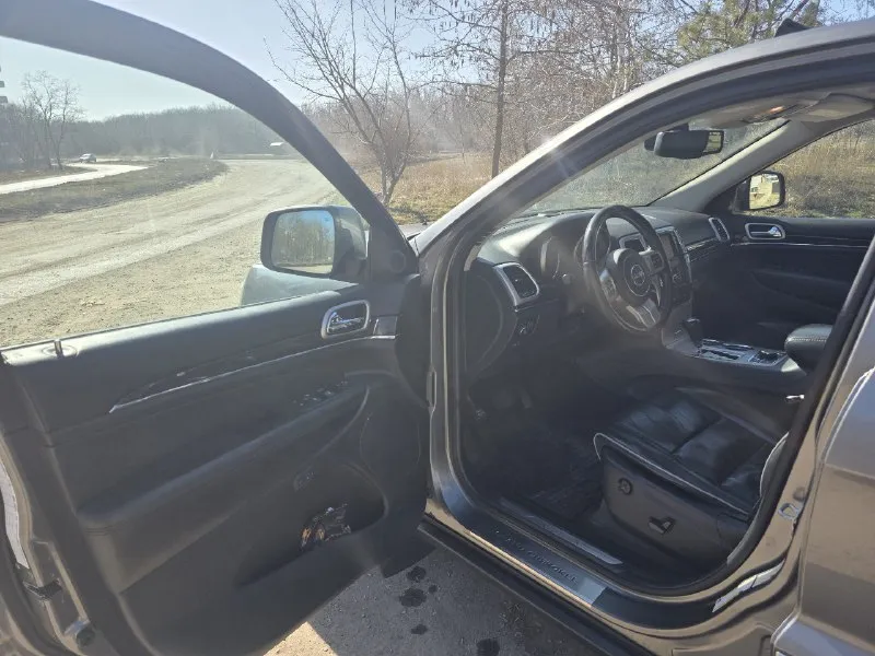 Jeep grand cherokee 2012 г. в. 3.6 бензин полный привод пневма подвеска максимальная комплектация 196.300 км по технической части все хорошо присутствуют незначительные нюансы по кузову, но на сколько мне известно, автомобиль в родной краске по всем вопросам звоните по телефону +79493231043 или в телеграм осмотр в донецке цена 1.850.000 📞 звоните: +7(949)3231043 - фотография - 9