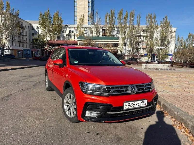 🔥 volkswagen tiguan 2018 — живой, ухоженный, без вложений! продаётся отличный кроссовер, который дарит комфорт, динамику и уверенность на дороге. 🔹 год: 2018 🔹 двигатель: 2.0 бензин (резвый и надёжный) 🔹 коробка: автомат 🔹 пробег: 139 000 км 💎 по машине: • отличное техническое состояние • двигатель работает идеально • коробка переключает плавно • ходовая без посторонних звуков • салон чистый и ухоженный • 7 мест • всё работает, каждая кнопка на месте ✨ комфорт: • подогрев зеркал (зимой никакого льда и запотевания) • высокая посадка и отличная обзорность • экономичный и динамичный двигатель • идеален для города и дальних поездок 📍 донецк 💰 цена: 2.300.000 📞+79493173682 торг у капота. 📞 звоните: +7(949)3173682 - фотография - 1